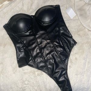 💋NWT black leather bodysuit